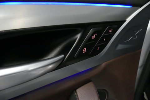 BMW X3 xDrive20i M Sport / Panoramadak / Elektr. verstelbare stoelen (best. memory) / Stoelverwarming / Ambienteverlichting / Apple Carplay - Andriod Auto / Lederen bekleding / M Aerodynamicapakket / Achterbank verwarming / Achteruitrijcamera / Cruise Control / 