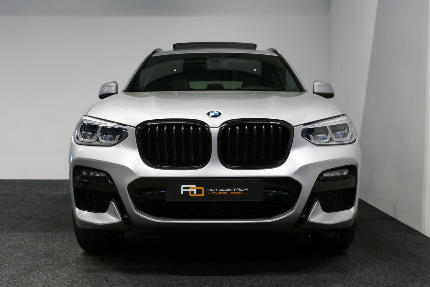 BMW X3 xDrive20i M Sport / Panoramadak / Elektr. verstelbare stoelen (best. memory) / Stoelverwarming / Ambienteverlichting / Apple Carplay - Andriod Auto / Lederen bekleding / M Aerodynamicapakket / Achterbank verwarming / Achteruitrijcamera / Cruise Control / 