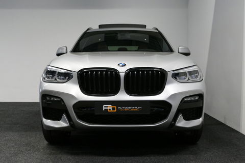 BMW X3 xDrive20i M Sport / Panoramadak / Elektr. verstelbare stoelen (best. memory) / Stoelverwarming / Ambienteverlichting / Apple Carplay - Andriod Auto / Lederen bekleding / M Aerodynamicapakket / Achterbank verwarming / Achteruitrijcamera / Cruise Control / 