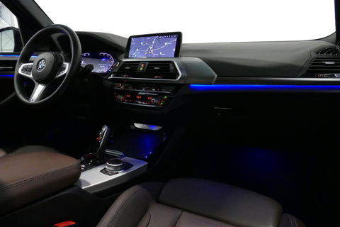 BMW X3 xDrive20i M Sport / Panoramadak / Elektr. verstelbare stoelen (best. memory) / Stoelverwarming / Ambienteverlichting / Apple Carplay - Andriod Auto / Lederen bekleding / M Aerodynamicapakket / Achterbank verwarming / Achteruitrijcamera / Cruise Control / 
