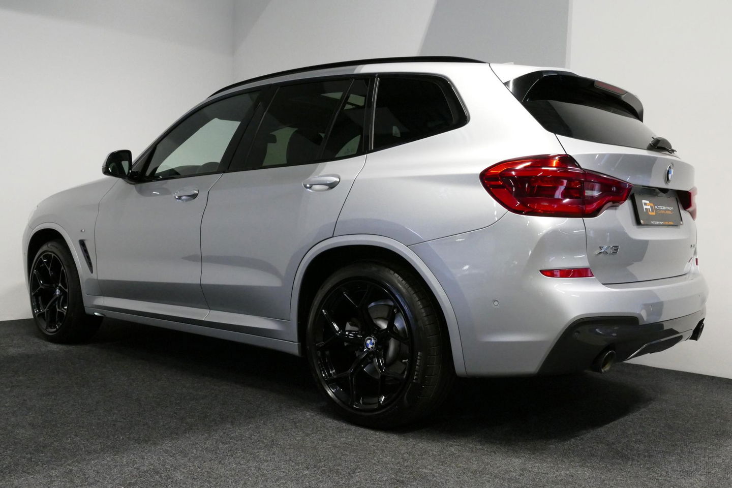 BMW X3 xDrive20i M Sport / Panoramadak / Elektr. verstelbare stoelen (best. memory) / Stoelverwarming / Ambienteverlichting / Apple Carplay - Andriod Auto / Lederen bekleding / M Aerodynamicapakket / Achterbank verwarming / Achteruitrijcamera / Cruise Control / 
