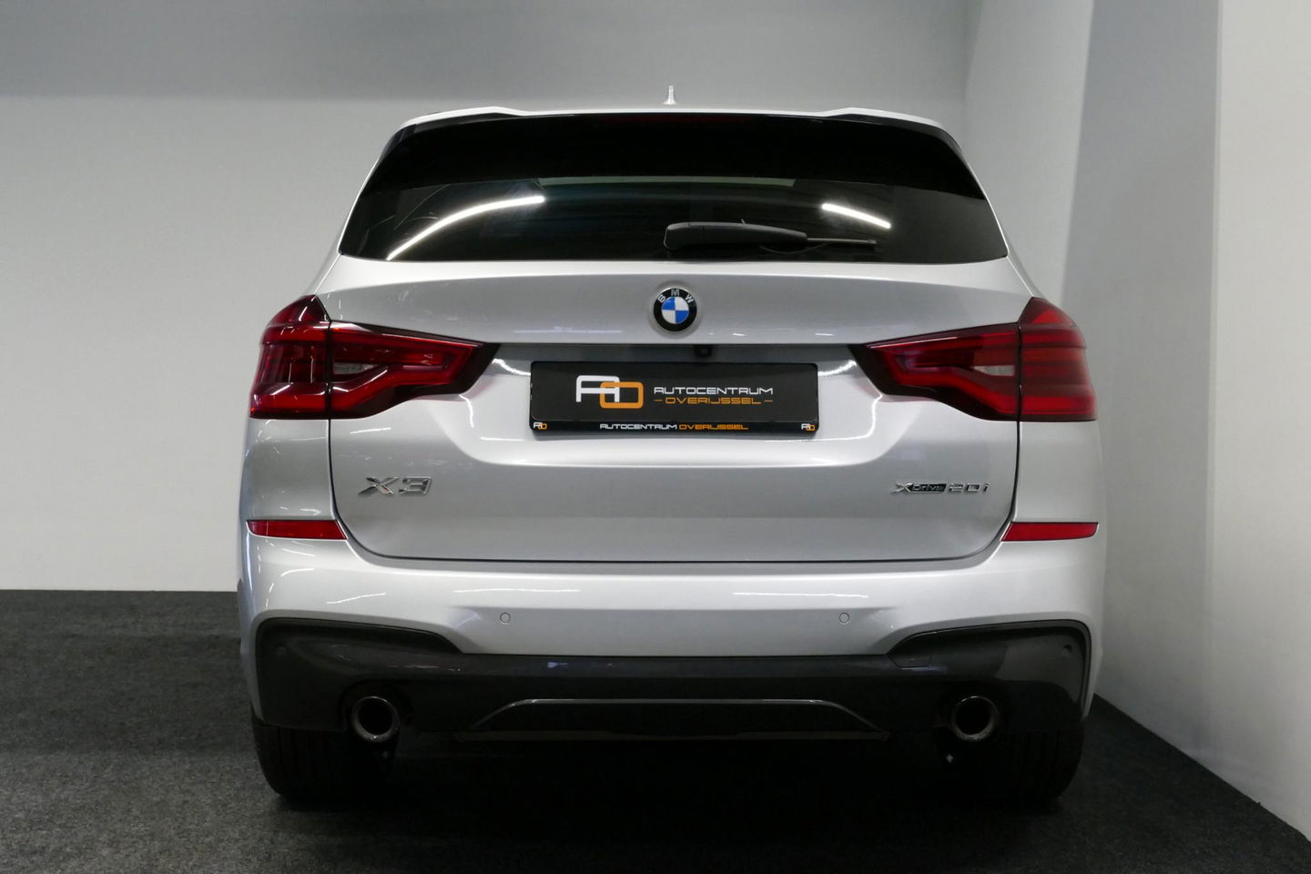 BMW X3 xDrive20i M Sport / Panoramadak / Elektr. verstelbare stoelen (best. memory) / Stoelverwarming / Ambienteverlichting / Apple Carplay - Andriod Auto / Lederen bekleding / M Aerodynamicapakket / Achterbank verwarming / Achteruitrijcamera / Cruise Control / 