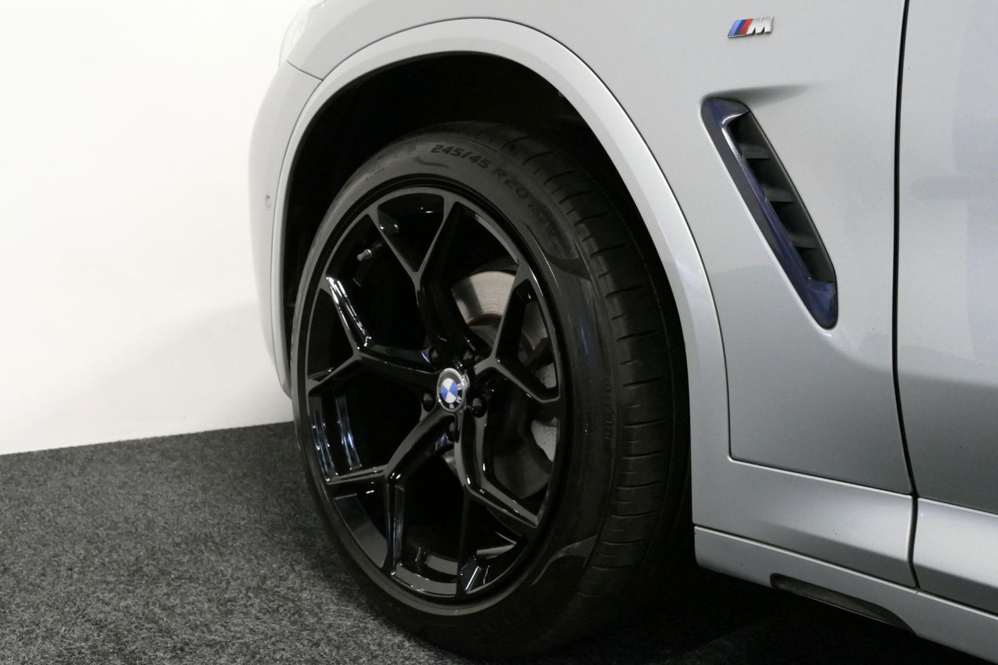 BMW X3 xDrive20i M Sport / Panoramadak / Elektr. verstelbare stoelen (best. memory) / Stoelverwarming / Ambienteverlichting / Apple Carplay - Andriod Auto / Lederen bekleding / M Aerodynamicapakket / Achterbank verwarming / Achteruitrijcamera / Cruise Control / 