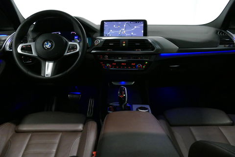 BMW X3 xDrive20i M Sport / Panoramadak / Elektr. verstelbare stoelen (best. memory) / Stoelverwarming / Ambienteverlichting / Apple Carplay - Andriod Auto / Lederen bekleding / M Aerodynamicapakket / Achterbank verwarming / Achteruitrijcamera / Cruise Control / 