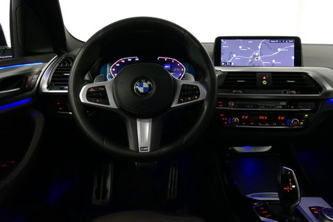 BMW X3 xDrive20i M Sport / Panoramadak / Elektr. verstelbare stoelen (best. memory) / Stoelverwarming / Ambienteverlichting / Apple Carplay - Andriod Auto / Lederen bekleding / M Aerodynamicapakket / Achterbank verwarming / Achteruitrijcamera / Cruise Control / 