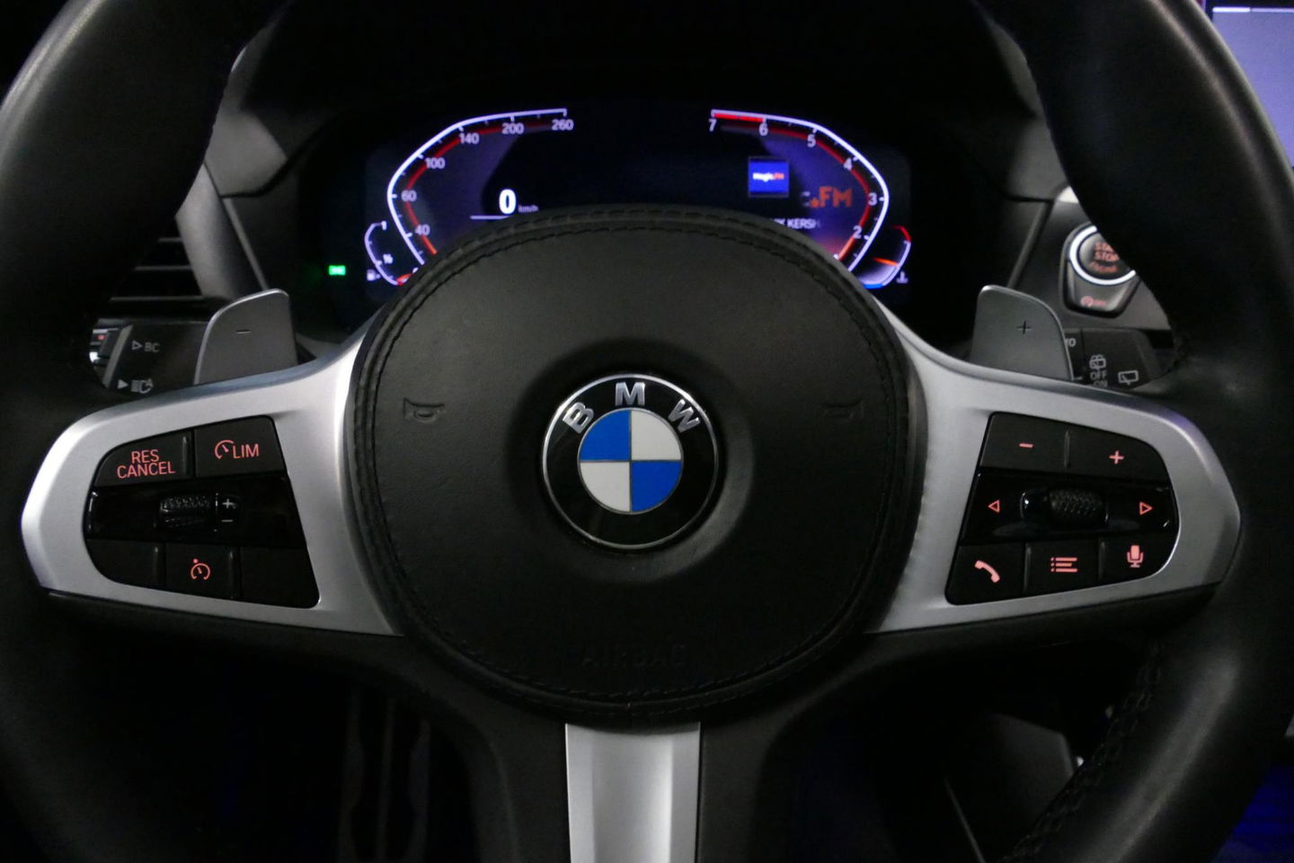 BMW X3 xDrive20i M Sport / Panoramadak / Elektr. verstelbare stoelen (best. memory) / Stoelverwarming / Ambienteverlichting / Apple Carplay - Andriod Auto / Lederen bekleding / M Aerodynamicapakket / Achterbank verwarming / Achteruitrijcamera / Cruise Control / 