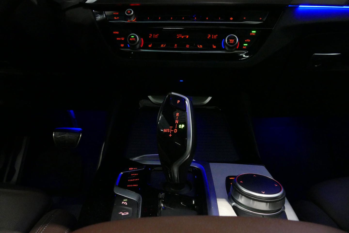 BMW X3 xDrive20i M Sport / Panoramadak / Elektr. verstelbare stoelen (best. memory) / Stoelverwarming / Ambienteverlichting / Apple Carplay - Andriod Auto / Lederen bekleding / M Aerodynamicapakket / Achterbank verwarming / Achteruitrijcamera / Cruise Control / 
