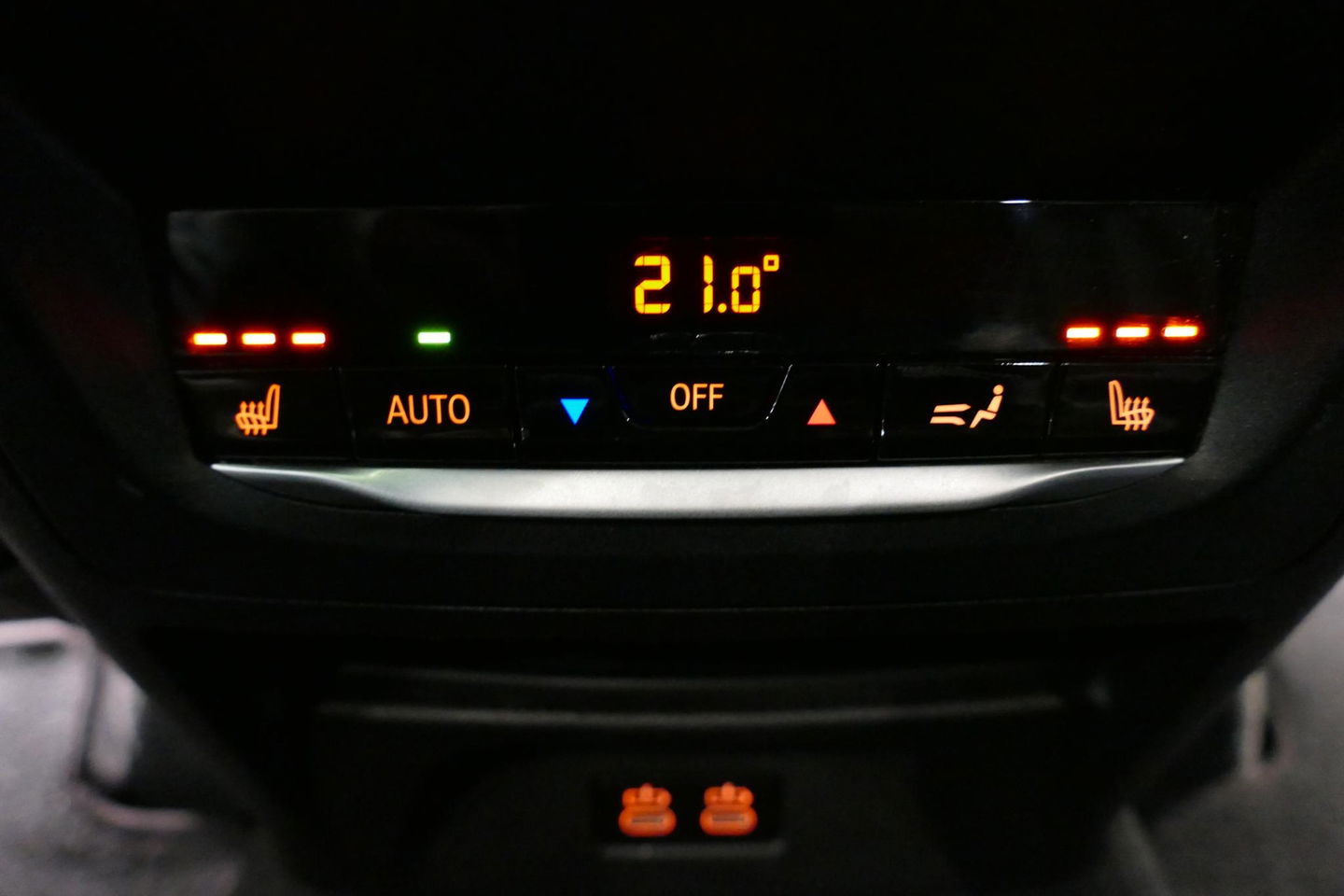 BMW X3 xDrive20i M Sport / Panoramadak / Elektr. verstelbare stoelen (best. memory) / Stoelverwarming / Ambienteverlichting / Apple Carplay - Andriod Auto / Lederen bekleding / M Aerodynamicapakket / Achterbank verwarming / Achteruitrijcamera / Cruise Control / 