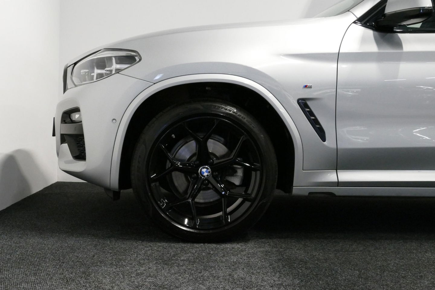 BMW X3 xDrive20i M Sport / Panoramadak / Elektr. verstelbare stoelen (best. memory) / Stoelverwarming / Ambienteverlichting / Apple Carplay - Andriod Auto / Lederen bekleding / M Aerodynamicapakket / Achterbank verwarming / Achteruitrijcamera / Cruise Control / 