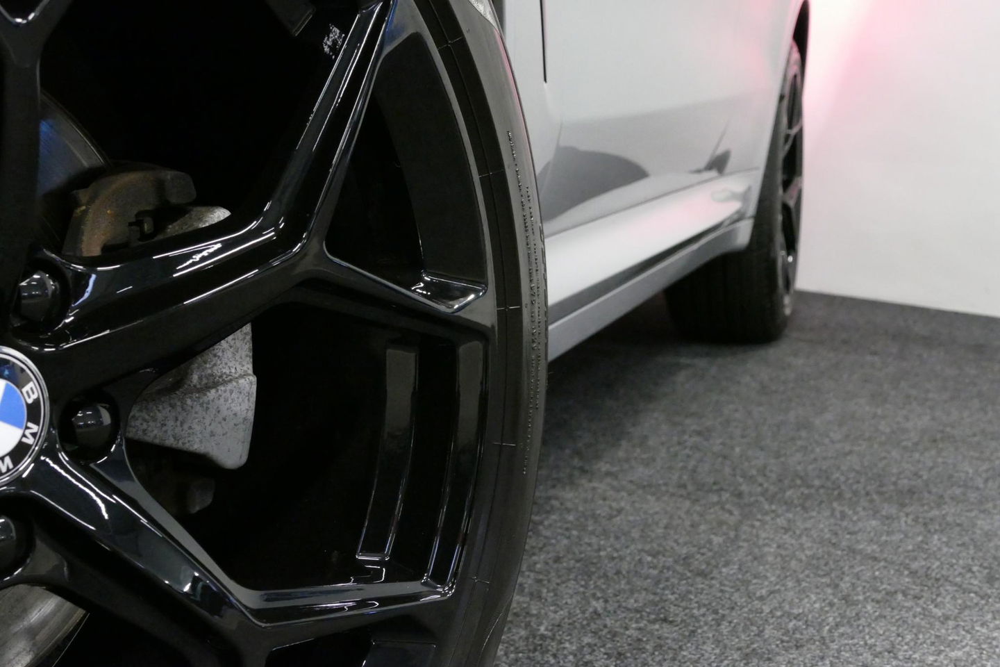 BMW X3 xDrive20i M Sport / Panoramadak / Elektr. verstelbare stoelen (best. memory) / Stoelverwarming / Ambienteverlichting / Apple Carplay - Andriod Auto / Lederen bekleding / M Aerodynamicapakket / Achterbank verwarming / Achteruitrijcamera / Cruise Control / 