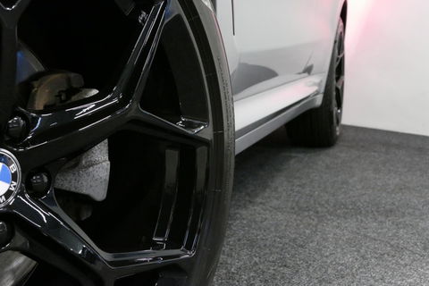 BMW X3 xDrive20i M Sport / Panoramadak / Elektr. verstelbare stoelen (best. memory) / Stoelverwarming / Ambienteverlichting / Apple Carplay - Andriod Auto / Lederen bekleding / M Aerodynamicapakket / Achterbank verwarming / Achteruitrijcamera / Cruise Control / 