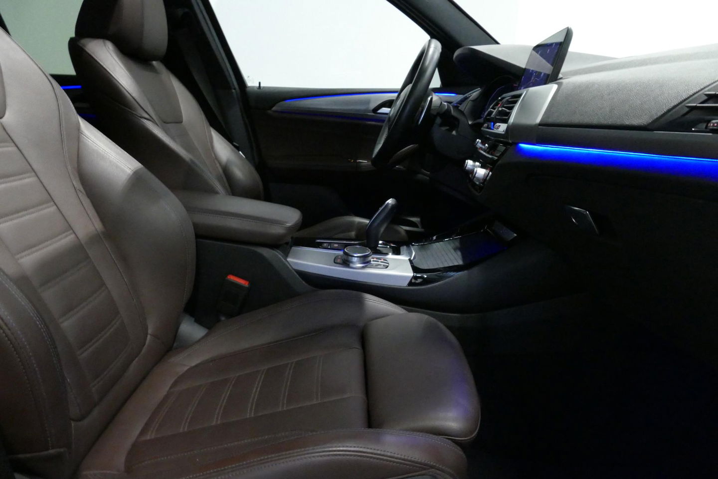 BMW X3 xDrive20i M Sport / Panoramadak / Elektr. verstelbare stoelen (best. memory) / Stoelverwarming / Ambienteverlichting / Apple Carplay - Andriod Auto / Lederen bekleding / M Aerodynamicapakket / Achterbank verwarming / Achteruitrijcamera / Cruise Control / 