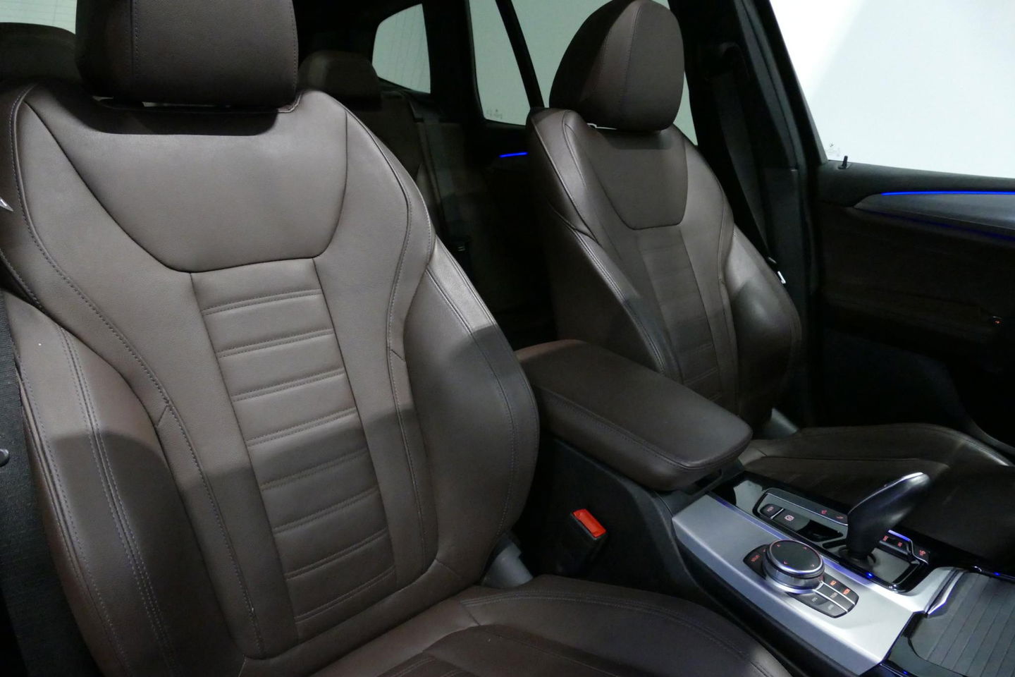 BMW X3 xDrive20i M Sport / Panoramadak / Elektr. verstelbare stoelen (best. memory) / Stoelverwarming / Ambienteverlichting / Apple Carplay - Andriod Auto / Lederen bekleding / M Aerodynamicapakket / Achterbank verwarming / Achteruitrijcamera / Cruise Control / 