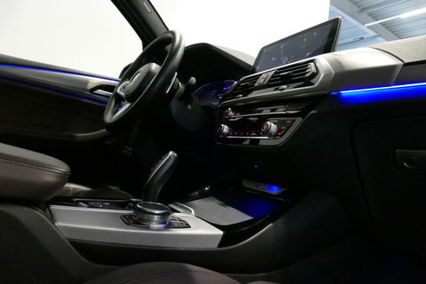 BMW X3 xDrive20i M Sport / Panoramadak / Elektr. verstelbare stoelen (best. memory) / Stoelverwarming / Ambienteverlichting / Apple Carplay - Andriod Auto / Lederen bekleding / M Aerodynamicapakket / Achterbank verwarming / Achteruitrijcamera / Cruise Control / 