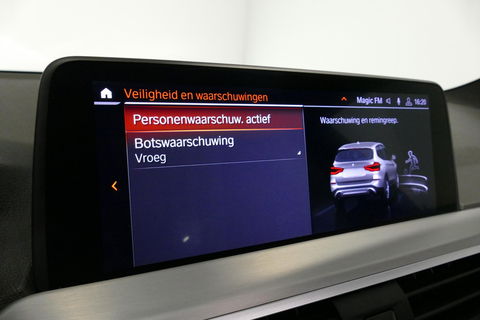 BMW X3 xDrive20i M Sport / Panoramadak / Elektr. verstelbare stoelen (best. memory) / Stoelverwarming / Ambienteverlichting / Apple Carplay - Andriod Auto / Lederen bekleding / M Aerodynamicapakket / Achterbank verwarming / Achteruitrijcamera / Cruise Control / 