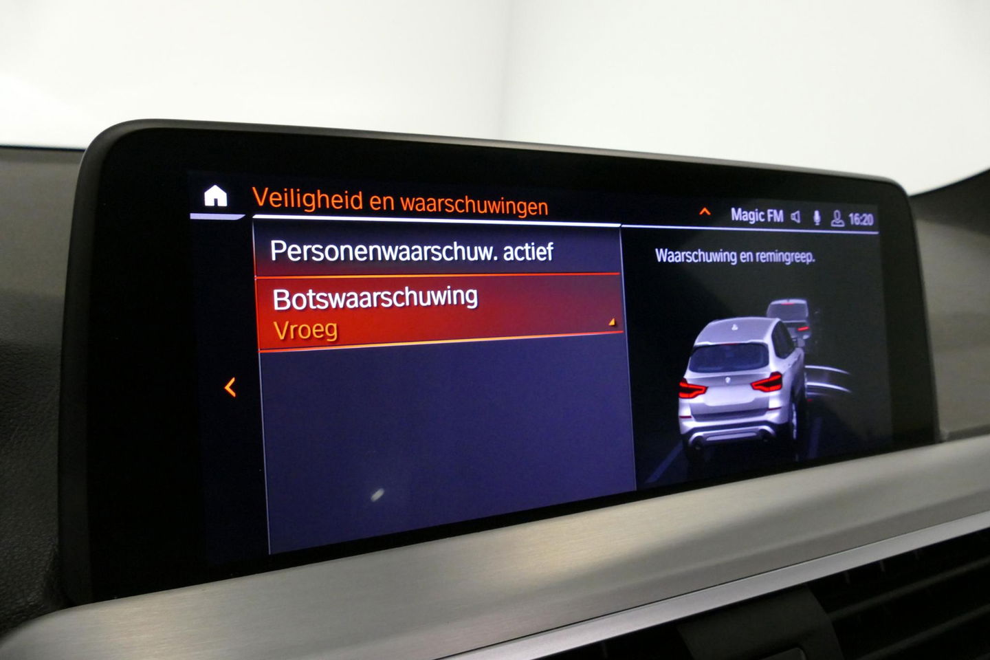 BMW X3 xDrive20i M Sport / Panoramadak / Elektr. verstelbare stoelen (best. memory) / Stoelverwarming / Ambienteverlichting / Apple Carplay - Andriod Auto / Lederen bekleding / M Aerodynamicapakket / Achterbank verwarming / Achteruitrijcamera / Cruise Control / 