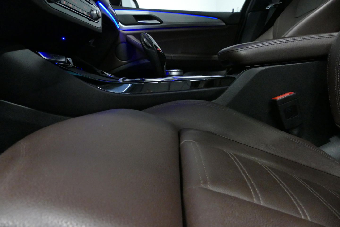 BMW X3 xDrive20i M Sport / Panoramadak / Elektr. verstelbare stoelen (best. memory) / Stoelverwarming / Ambienteverlichting / Apple Carplay - Andriod Auto / Lederen bekleding / M Aerodynamicapakket / Achterbank verwarming / Achteruitrijcamera / Cruise Control / 