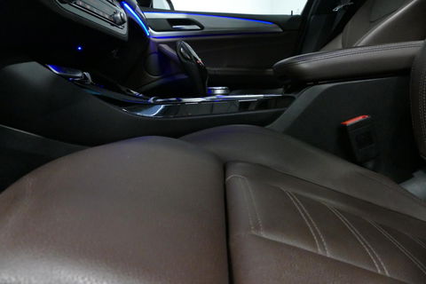 BMW X3 xDrive20i M Sport / Panoramadak / Elektr. verstelbare stoelen (best. memory) / Stoelverwarming / Ambienteverlichting / Apple Carplay - Andriod Auto / Lederen bekleding / M Aerodynamicapakket / Achterbank verwarming / Achteruitrijcamera / Cruise Control / 