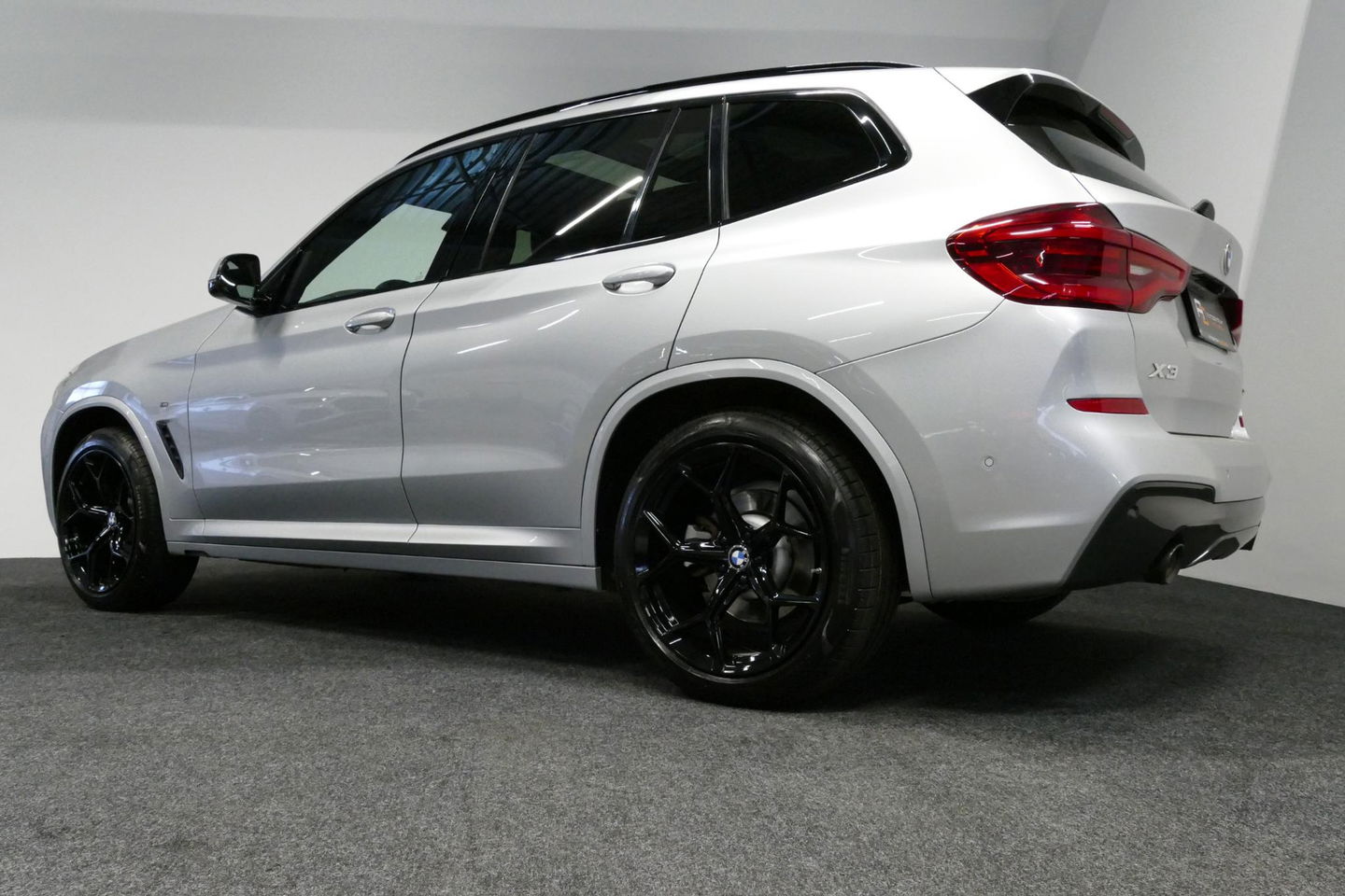 BMW X3 xDrive20i M Sport / Panoramadak / Elektr. verstelbare stoelen (best. memory) / Stoelverwarming / Ambienteverlichting / Apple Carplay - Andriod Auto / Lederen bekleding / M Aerodynamicapakket / Achterbank verwarming / Achteruitrijcamera / Cruise Control / 