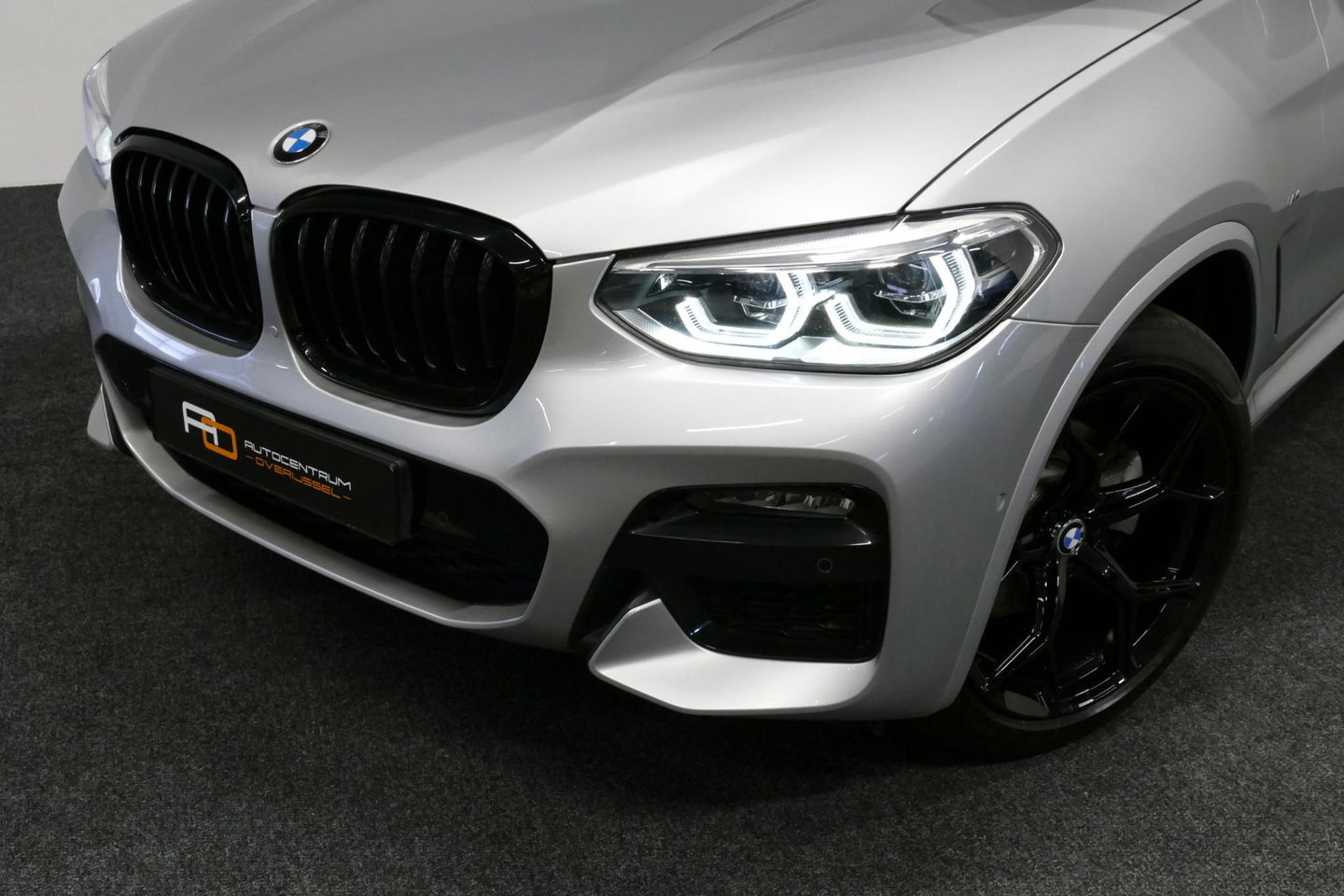 BMW X3 xDrive20i M Sport / Panoramadak / Elektr. verstelbare stoelen (best. memory) / Stoelverwarming / Ambienteverlichting / Apple Carplay - Andriod Auto / Lederen bekleding / M Aerodynamicapakket / Achterbank verwarming / Achteruitrijcamera / Cruise Control / 