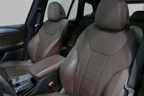 BMW X3 xDrive20i M Sport / Panoramadak / Elektr. verstelbare stoelen (best. memory) / Stoelverwarming / Ambienteverlichting / Apple Carplay - Andriod Auto / Lederen bekleding / M Aerodynamicapakket / Achterbank verwarming / Achteruitrijcamera / Cruise Control / 