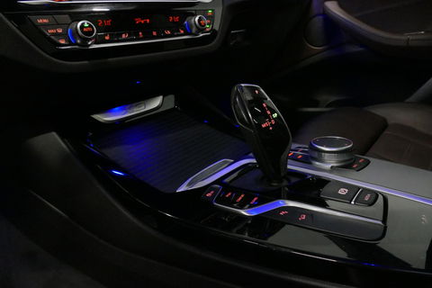 BMW X3 xDrive20i M Sport / Panoramadak / Elektr. verstelbare stoelen (best. memory) / Stoelverwarming / Ambienteverlichting / Apple Carplay - Andriod Auto / Lederen bekleding / M Aerodynamicapakket / Achterbank verwarming / Achteruitrijcamera / Cruise Control / 
