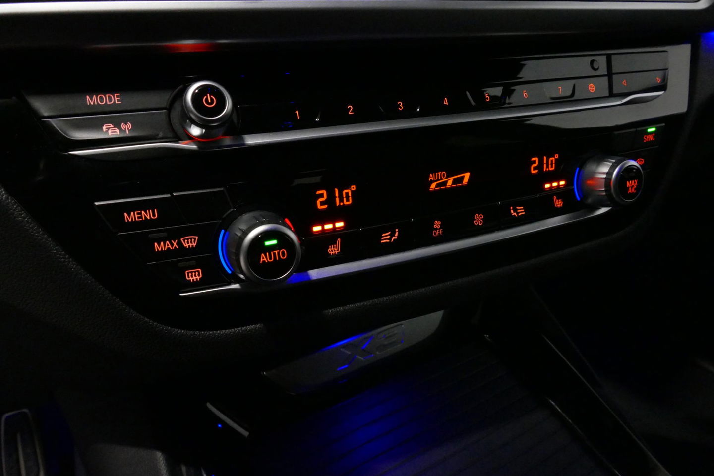 BMW X3 xDrive20i M Sport / Panoramadak / Elektr. verstelbare stoelen (best. memory) / Stoelverwarming / Ambienteverlichting / Apple Carplay - Andriod Auto / Lederen bekleding / M Aerodynamicapakket / Achterbank verwarming / Achteruitrijcamera / Cruise Control / 