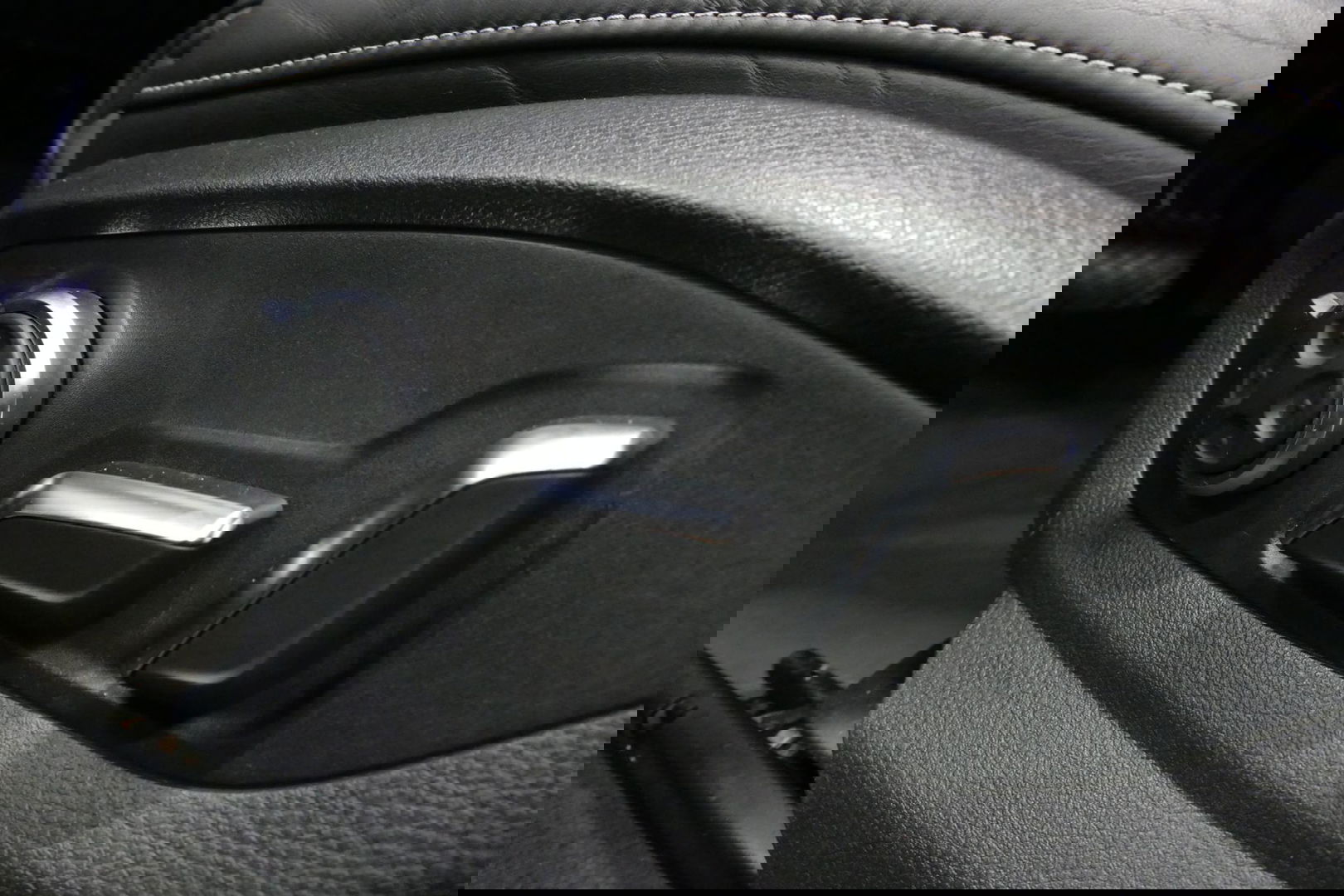 Audi Q7 3.0 TDI e-tron quattro Sport / Orig. Nederlands / S-Line ex- & interieur / Panoramadak / Luchtvering / Elektr. verstelbare voorstoelen (links met memory) / Bose Sound System / Rondomzichtcamera / Sfeerverlichting / Servosluiting - Softclose / Stoelverwarm