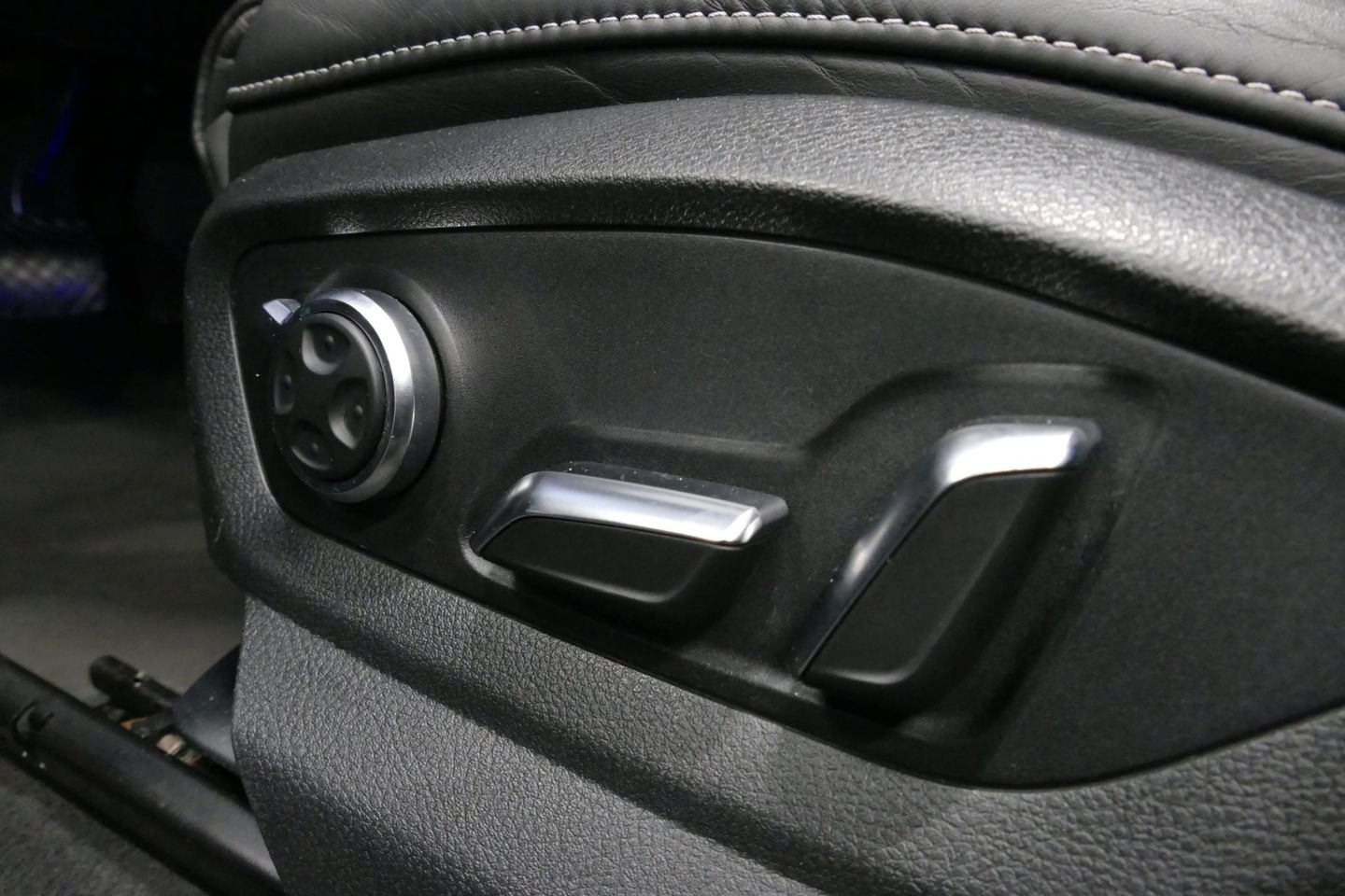 Audi Q7 3.0 TDI e-tron quattro Sport / Orig. Nederlands / S-Line ex- & interieur / Panoramadak / Luchtvering / Elektr. verstelbare voorstoelen (links met memory) / Bose Sound System / Rondomzichtcamera / Sfeerverlichting / Servosluiting - Softclose / Stoelverwarm