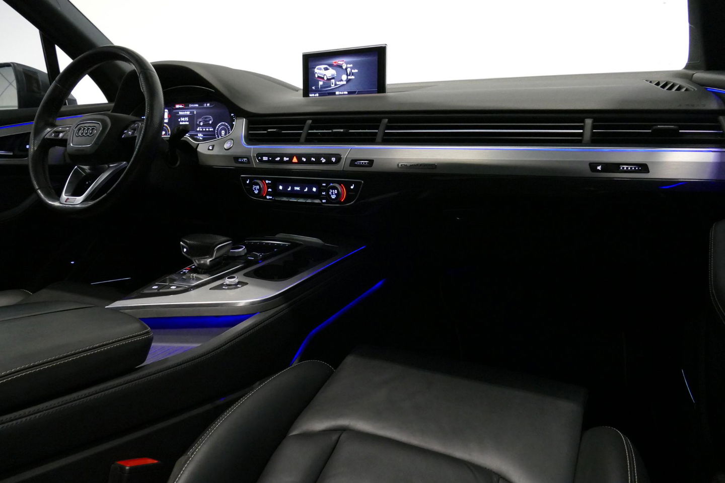 Audi Q7 3.0 TDI e-tron quattro Sport / Orig. Nederlands / S-Line ex- & interieur / Panoramadak / Luchtvering / Elektr. verstelbare voorstoelen (links met memory) / Bose Sound System / Rondomzichtcamera / Sfeerverlichting / Servosluiting - Softclose / Stoelverwarm