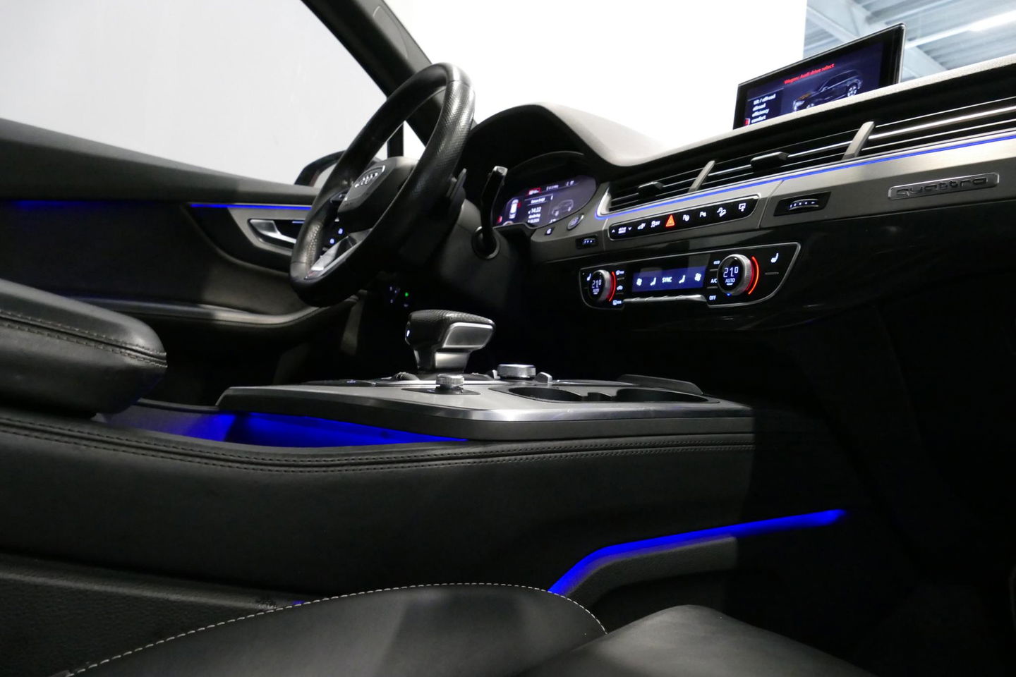 Audi Q7 3.0 TDI e-tron quattro Sport / Orig. Nederlands / S-Line ex- & interieur / Panoramadak / Luchtvering / Elektr. verstelbare voorstoelen (links met memory) / Bose Sound System / Rondomzichtcamera / Sfeerverlichting / Servosluiting - Softclose / Stoelverwarm