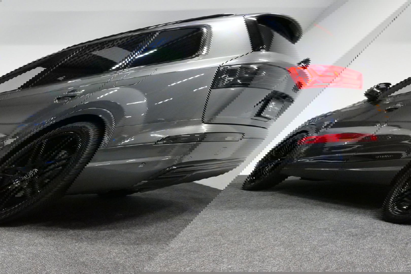 Audi Q7 3.0 TDI e-tron quattro Sport / Orig. Nederlands / S-Line ex- & interieur / Panoramadak / Luchtvering / Elektr. verstelbare voorstoelen (links met memory) / Bose Sound System / Rondomzichtcamera / Sfeerverlichting / Servosluiting - Softclose / Stoelverwarm