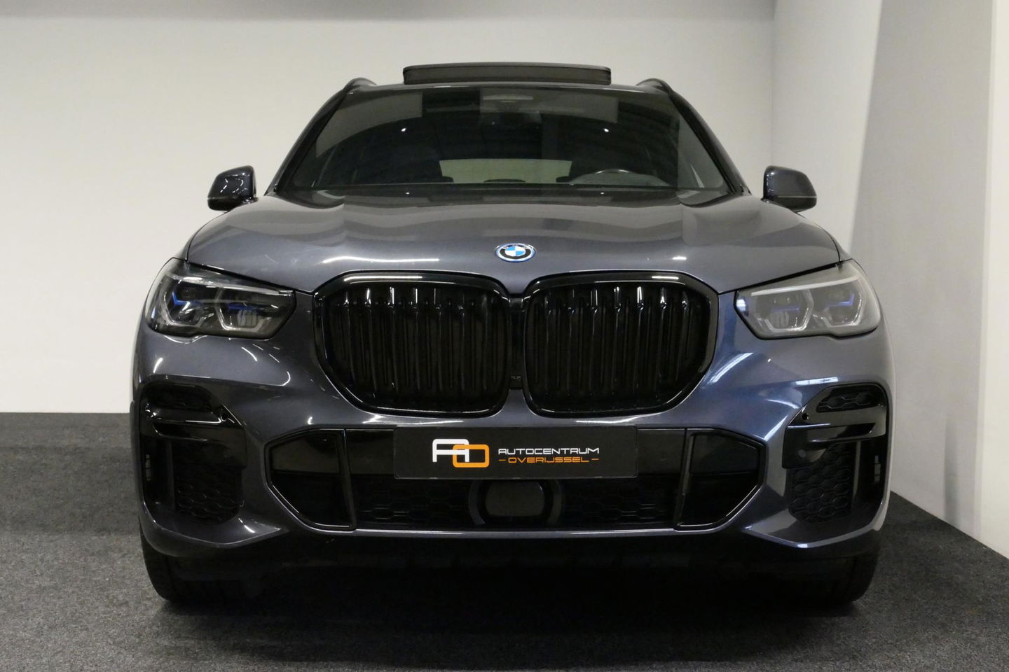 BMW X5 xDrive45e High Executive / M Sport / Panoramadak / Soft-close / Koplamp Laser / Elektr. verstelbare voorstoelen + memory / Luchtvering / Stoelverwarming voor + achter / Stoelventilatie / Head-Up Display / Apple Carplay - Andriod Auto / Ambiente verlichtin