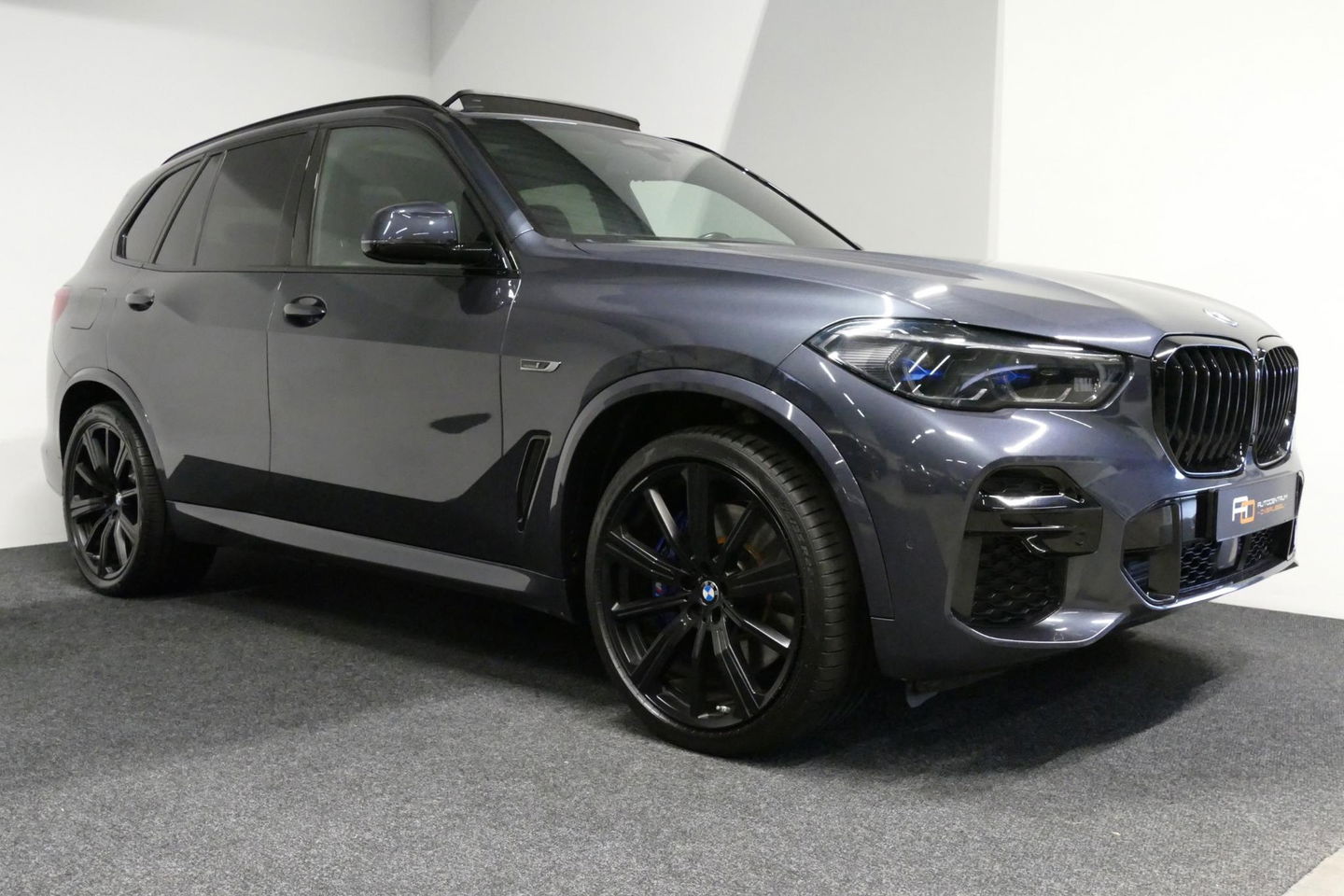 BMW X5 xDrive45e High Executive / M Sport / Panoramadak / Soft-close / Koplamp Laser / Elektr. verstelbare voorstoelen + memory / Luchtvering / Stoelverwarming voor + achter / Stoelventilatie / Head-Up Display / Apple Carplay - Andriod Auto / Ambiente verlichtin