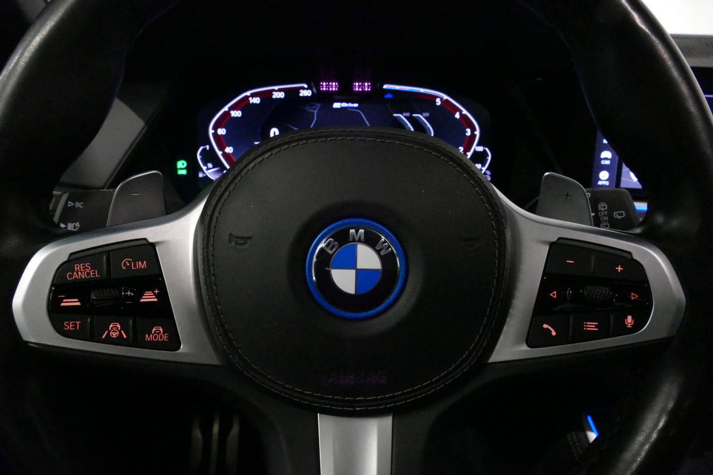 BMW X5 xDrive45e High Executive / M Sport / Panoramadak / Soft-close / Koplamp Laser / Elektr. verstelbare voorstoelen + memory / Luchtvering / Stoelverwarming voor + achter / Stoelventilatie / Head-Up Display / Apple Carplay - Andriod Auto / Ambiente verlichtin