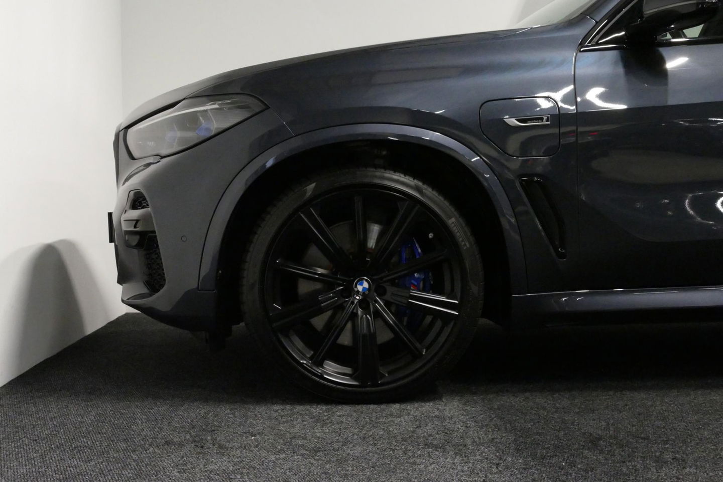 BMW X5 xDrive45e High Executive / M Sport / Panoramadak / Soft-close / Koplamp Laser / Elektr. verstelbare voorstoelen + memory / Luchtvering / Stoelverwarming voor + achter / Stoelventilatie / Head-Up Display / Apple Carplay - Andriod Auto / Ambiente verlichtin