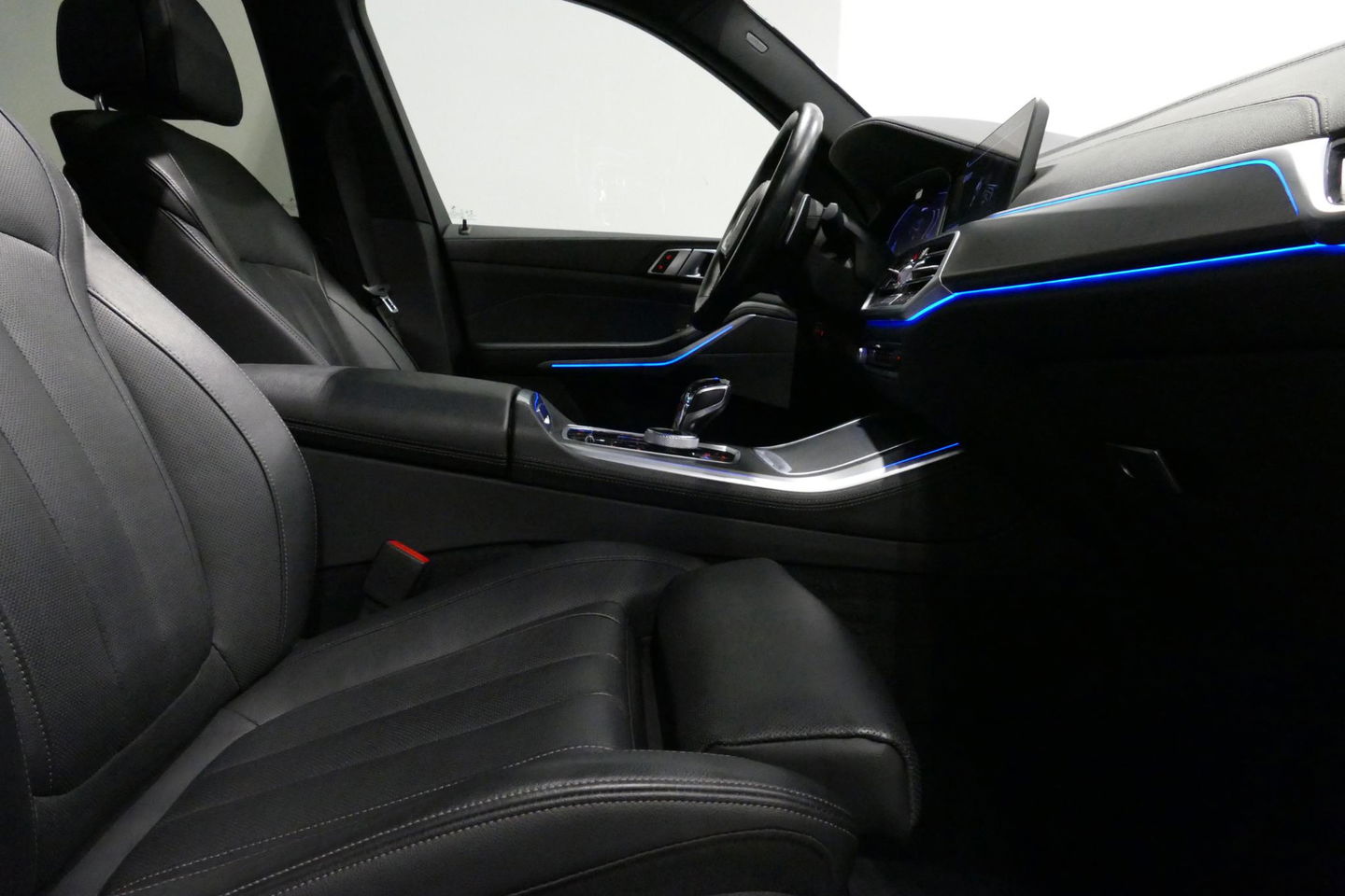 BMW X5 xDrive45e High Executive / M Sport / Panoramadak / Soft-close / Koplamp Laser / Elektr. verstelbare voorstoelen + memory / Luchtvering / Stoelverwarming voor + achter / Stoelventilatie / Head-Up Display / Apple Carplay - Andriod Auto / Ambiente verlichtin