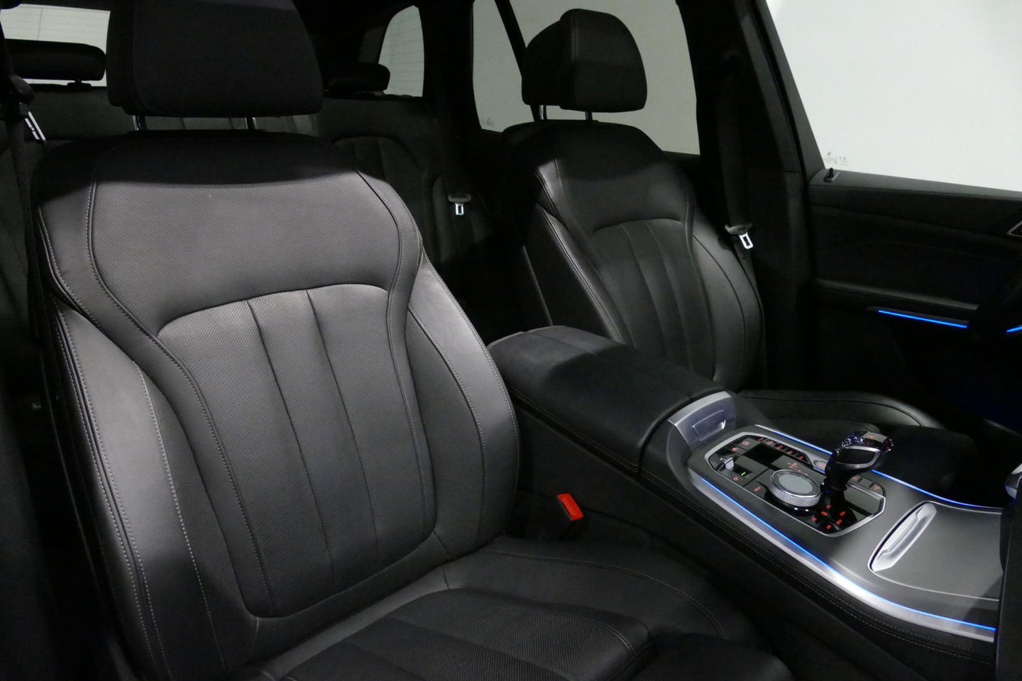 BMW X5 xDrive45e High Executive / M Sport / Panoramadak / Soft-close / Koplamp Laser / Elektr. verstelbare voorstoelen + memory / Luchtvering / Stoelverwarming voor + achter / Stoelventilatie / Head-Up Display / Apple Carplay - Andriod Auto / Ambiente verlichtin