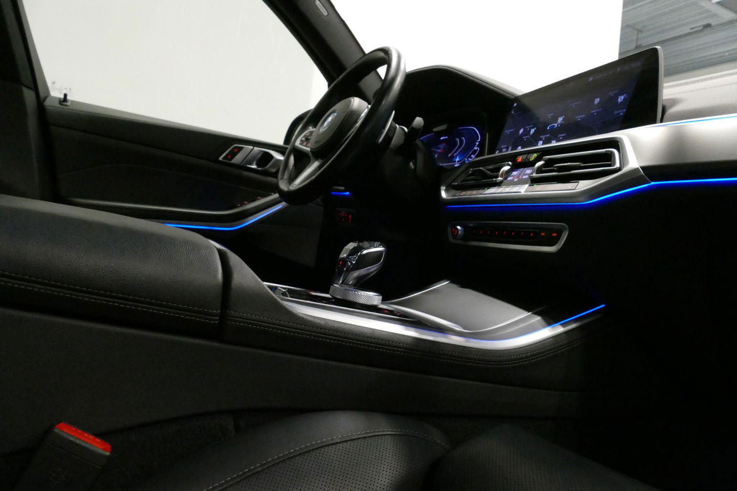 BMW X5 xDrive45e High Executive / M Sport / Panoramadak / Soft-close / Koplamp Laser / Elektr. verstelbare voorstoelen + memory / Luchtvering / Stoelverwarming voor + achter / Stoelventilatie / Head-Up Display / Apple Carplay - Andriod Auto / Ambiente verlichtin