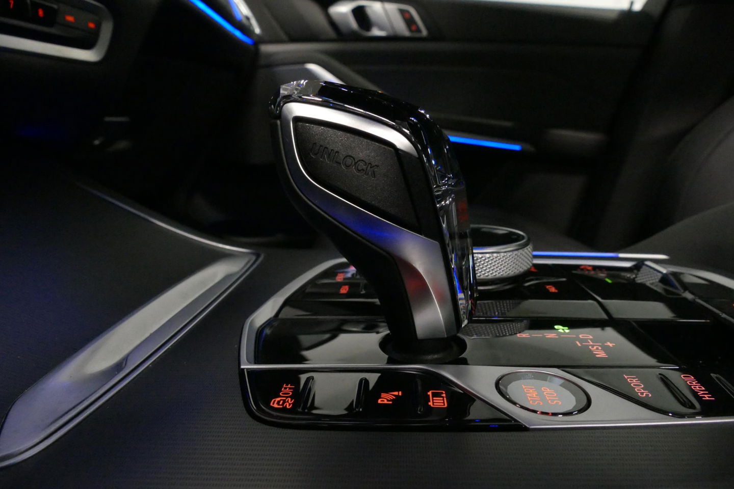 BMW X5 xDrive45e High Executive / M Sport / Panoramadak / Soft-close / Koplamp Laser / Elektr. verstelbare voorstoelen + memory / Luchtvering / Stoelverwarming voor + achter / Stoelventilatie / Head-Up Display / Apple Carplay - Andriod Auto / Ambiente verlichtin