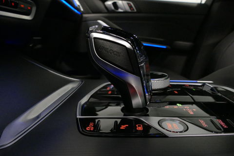 BMW X5 xDrive45e High Executive / M Sport / Panoramadak / Soft-close / Koplamp Laser / Elektr. verstelbare voorstoelen + memory / Luchtvering / Stoelverwarming voor + achter / Stoelventilatie / Head-Up Display / Apple Carplay - Andriod Auto / Ambiente verlichtin