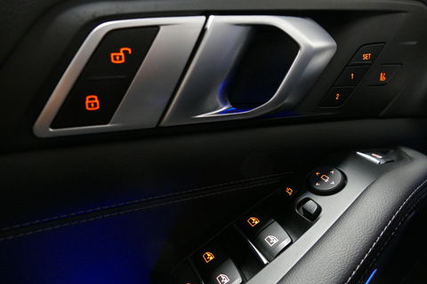 BMW X5 xDrive45e High Executive / M Sport / Panoramadak / Soft-close / Koplamp Laser / Elektr. verstelbare voorstoelen + memory / Luchtvering / Stoelverwarming voor + achter / Stoelventilatie / Head-Up Display / Apple Carplay - Andriod Auto / Ambiente verlichtin