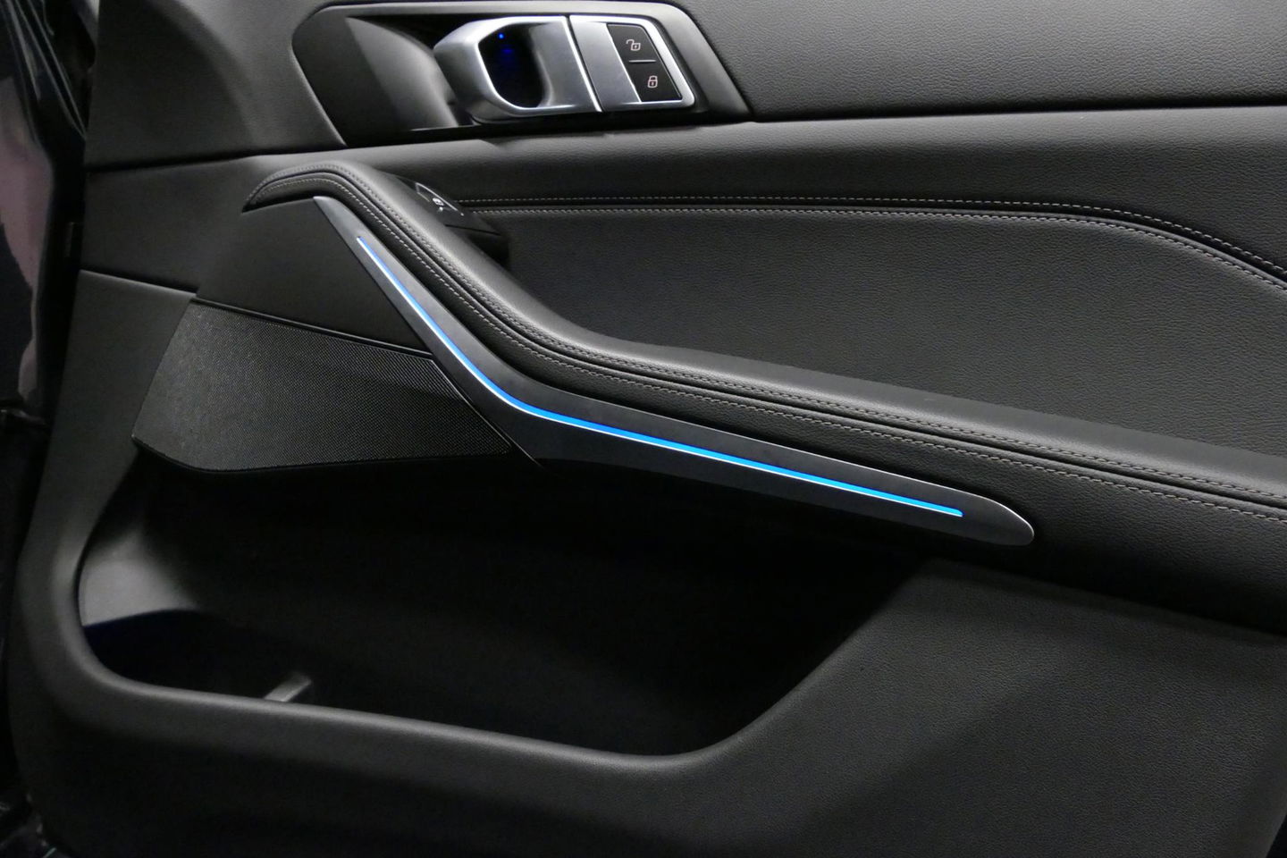 BMW X5 xDrive45e High Executive / M Sport / Panoramadak / Soft-close / Koplamp Laser / Elektr. verstelbare voorstoelen + memory / Luchtvering / Stoelverwarming voor + achter / Stoelventilatie / Head-Up Display / Apple Carplay - Andriod Auto / Ambiente verlichtin