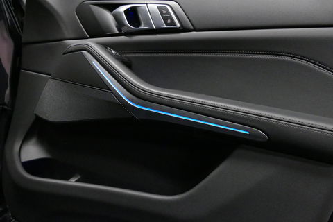 BMW X5 xDrive45e High Executive / M Sport / Panoramadak / Soft-close / Koplamp Laser / Elektr. verstelbare voorstoelen + memory / Luchtvering / Stoelverwarming voor + achter / Stoelventilatie / Head-Up Display / Apple Carplay - Andriod Auto / Ambiente verlichtin