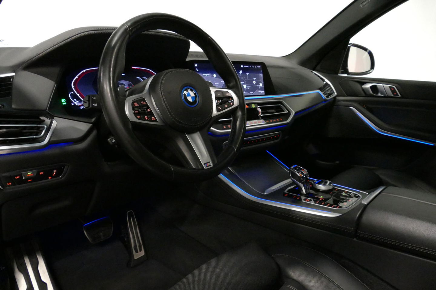 BMW X5 xDrive45e High Executive / M Sport / Panoramadak / Soft-close / Koplamp Laser / Elektr. verstelbare voorstoelen + memory / Luchtvering / Stoelverwarming voor + achter / Stoelventilatie / Head-Up Display / Apple Carplay - Andriod Auto / Ambiente verlichtin