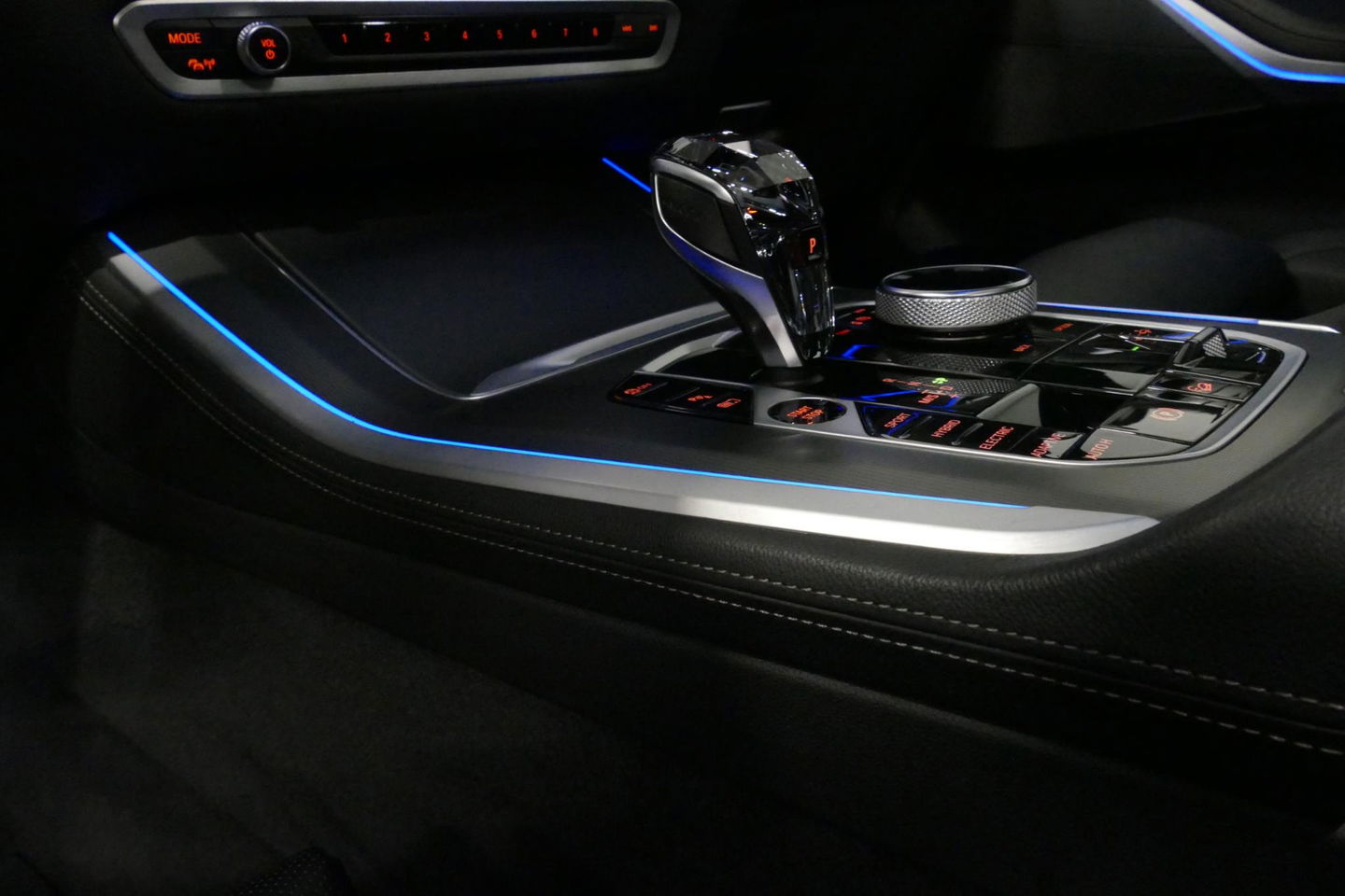 BMW X5 xDrive45e High Executive / M Sport / Panoramadak / Soft-close / Koplamp Laser / Elektr. verstelbare voorstoelen + memory / Luchtvering / Stoelverwarming voor + achter / Stoelventilatie / Head-Up Display / Apple Carplay - Andriod Auto / Ambiente verlichtin