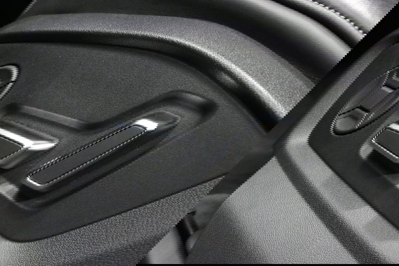 Audi Q8 55 TFSI e quattro Pro Line S / RSQ8 Diffuser / RSQ8 Grill / Maxton Design Bodykit V.2 / Panoramadak / RS Sportstoelen / Elektr. verstelbare voorstoelen + memory / Sport Luchtvering / Matrix LED / Ambienteverlichting plus / Apple Carplay - Android Auto / B