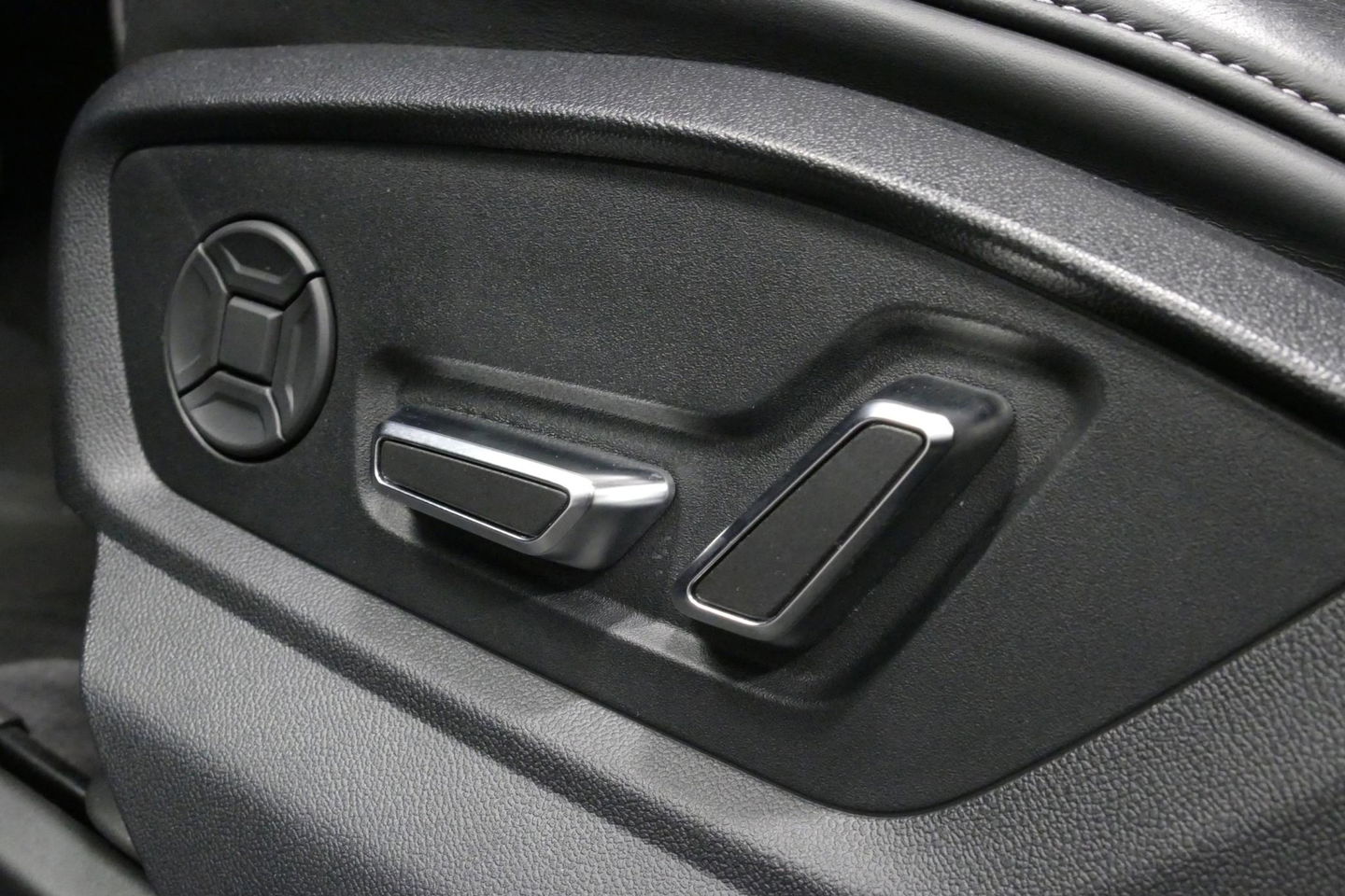 Audi Q8 55 TFSI e quattro Pro Line S / RSQ8 Diffuser / RSQ8 Grill / Maxton Design Bodykit V.2 / Panoramadak / RS Sportstoelen / Elektr. verstelbare voorstoelen + memory / Sport Luchtvering / Matrix LED / Ambienteverlichting plus / Apple Carplay - Android Auto / B