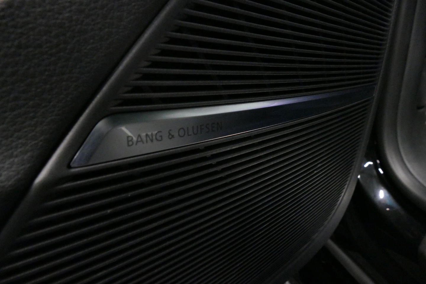 Audi Q8 55 TFSI e quattro Pro Line S / RSQ8 Diffuser / RSQ8 Grill / Maxton Design Bodykit V.2 / Panoramadak / RS Sportstoelen / Elektr. verstelbare voorstoelen + memory / Sport Luchtvering / Matrix LED / Ambienteverlichting plus / Apple Carplay - Android Auto / B