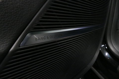 Audi Q8 55 TFSI e quattro Pro Line S / RSQ8 Diffuser / RSQ8 Grill / Maxton Design Bodykit V.2 / Panoramadak / RS Sportstoelen / Elektr. verstelbare voorstoelen + memory / Sport Luchtvering / Matrix LED / Ambienteverlichting plus / Apple Carplay - Android Auto / B